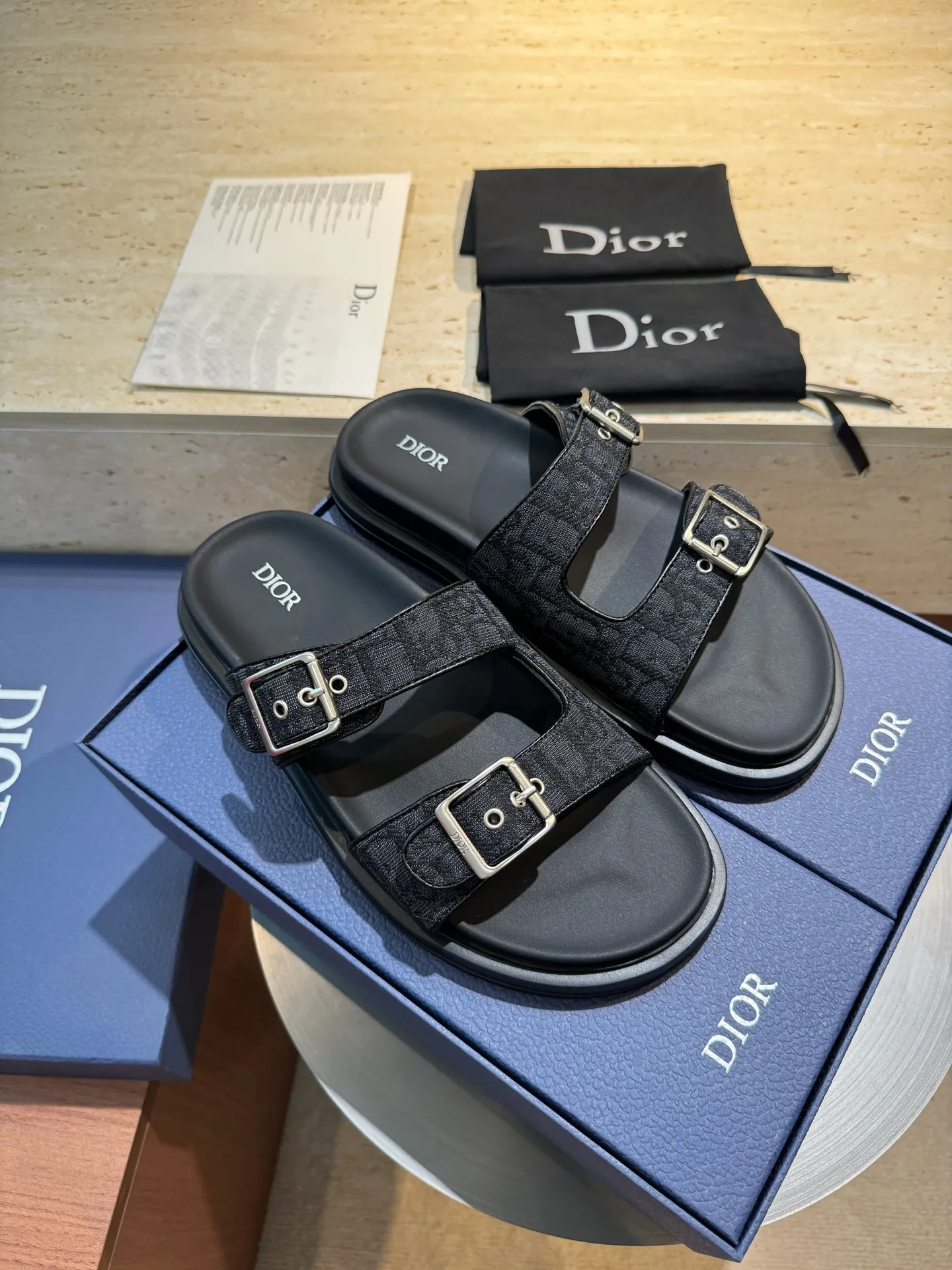 Factory price: 320💰Djia Aqua men's slippers and sandals, Dior's Aqua sandals are elegant and casual. The cross-strap design is reinterpreted in CD Diamond canvas, inspired by the brand's archives. Finished with a branded logo and tonal notch sole, they can be worn easily with shorts or jeans for a sophisticated look. Size:39-44(38 45 customized)